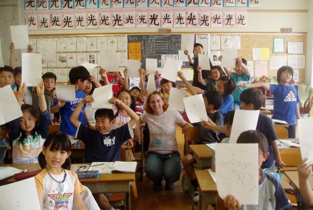 一名东京学生在一所小学与其他学生一起进行实地学习