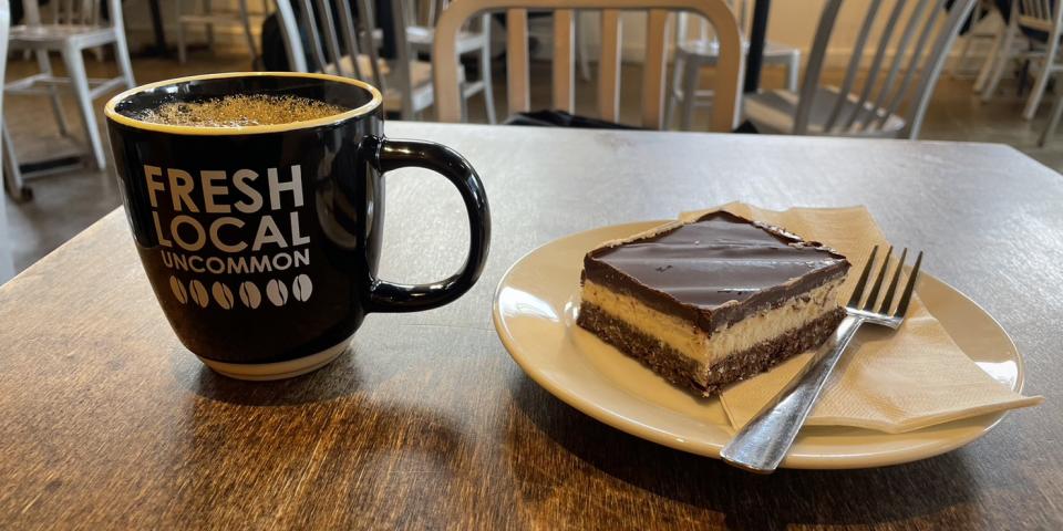 カナダのカフェで頼んだコーヒーとケーキ