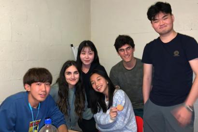 大学の友人たちと楽しいひと時を過ごす写真