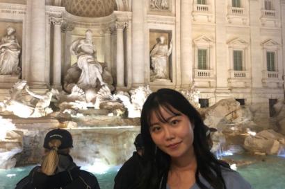 ローマへ旅行中、トレヴィの泉前で撮影した写真