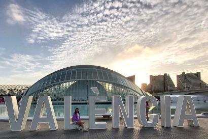 夕日をバックにVALENCEAの文字と撮影