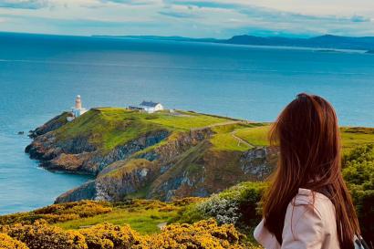 アイルランドのHowthの海沿いの景色をバッグに