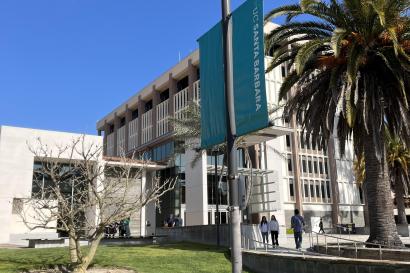 UCSBの旗がついた街灯と建物の写真