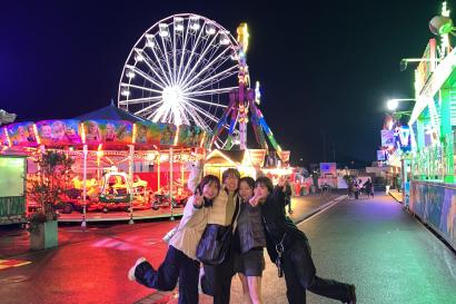 ドイツの遊園地で友人たちと撮影
