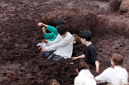 アイルランドのCausey FarmでBog Jumping体験