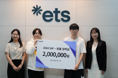 Two Korean students receiving their scholarship award, a joint effort by ETS Korea and SAF Korea
