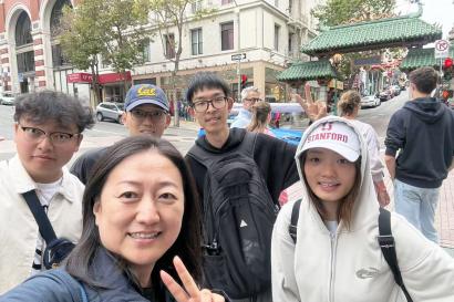  带队老师Zoe Liu和她的部分同学