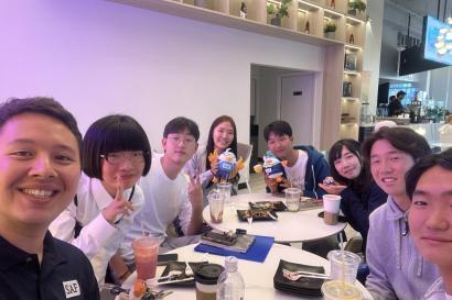 Alex de Gala 与伯克利学生沟通