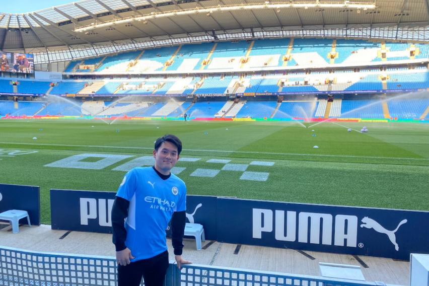 水色のユニフォームを着てサッカーの競技場で撮った写真
