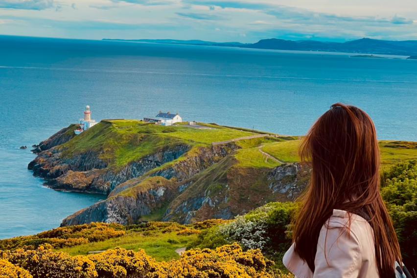 アイルランドのHowthの海沿いの景色をバッグに