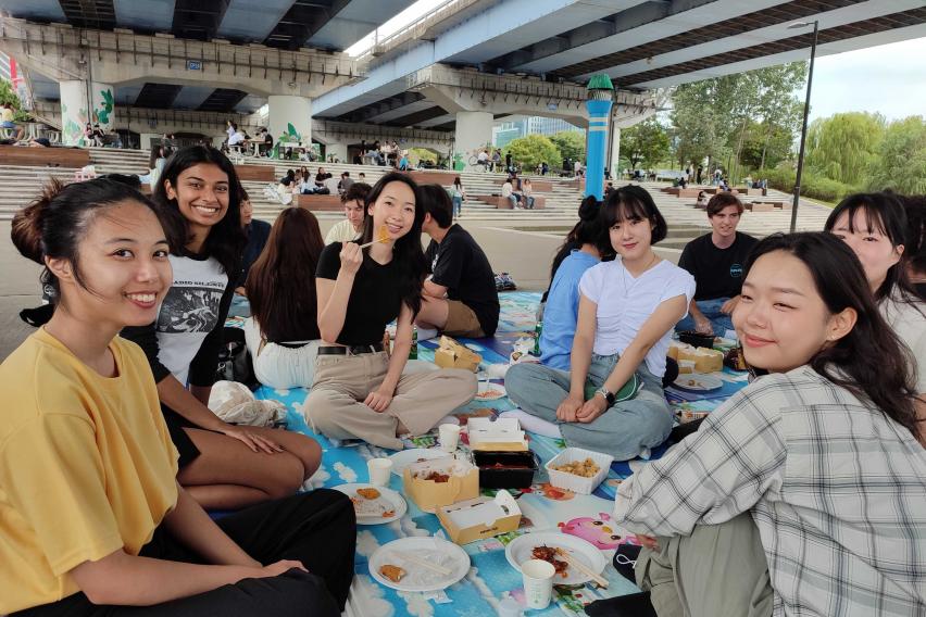 IES和SAF学生在首尔汉江边聚会