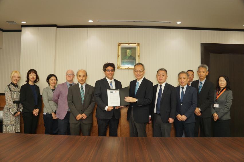 SAF 대표단과 일본 다쿠쇼쿠 대학 관계자들이 함께 찍은 단체 사진