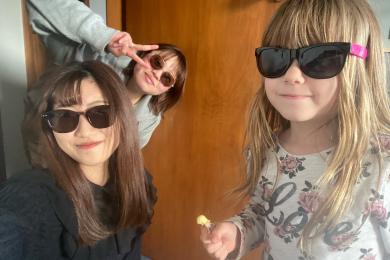 ホストファミリーと一緒にサングラスをかけて撮影