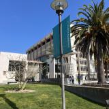 UCSBの旗がついた街灯と建物の写真