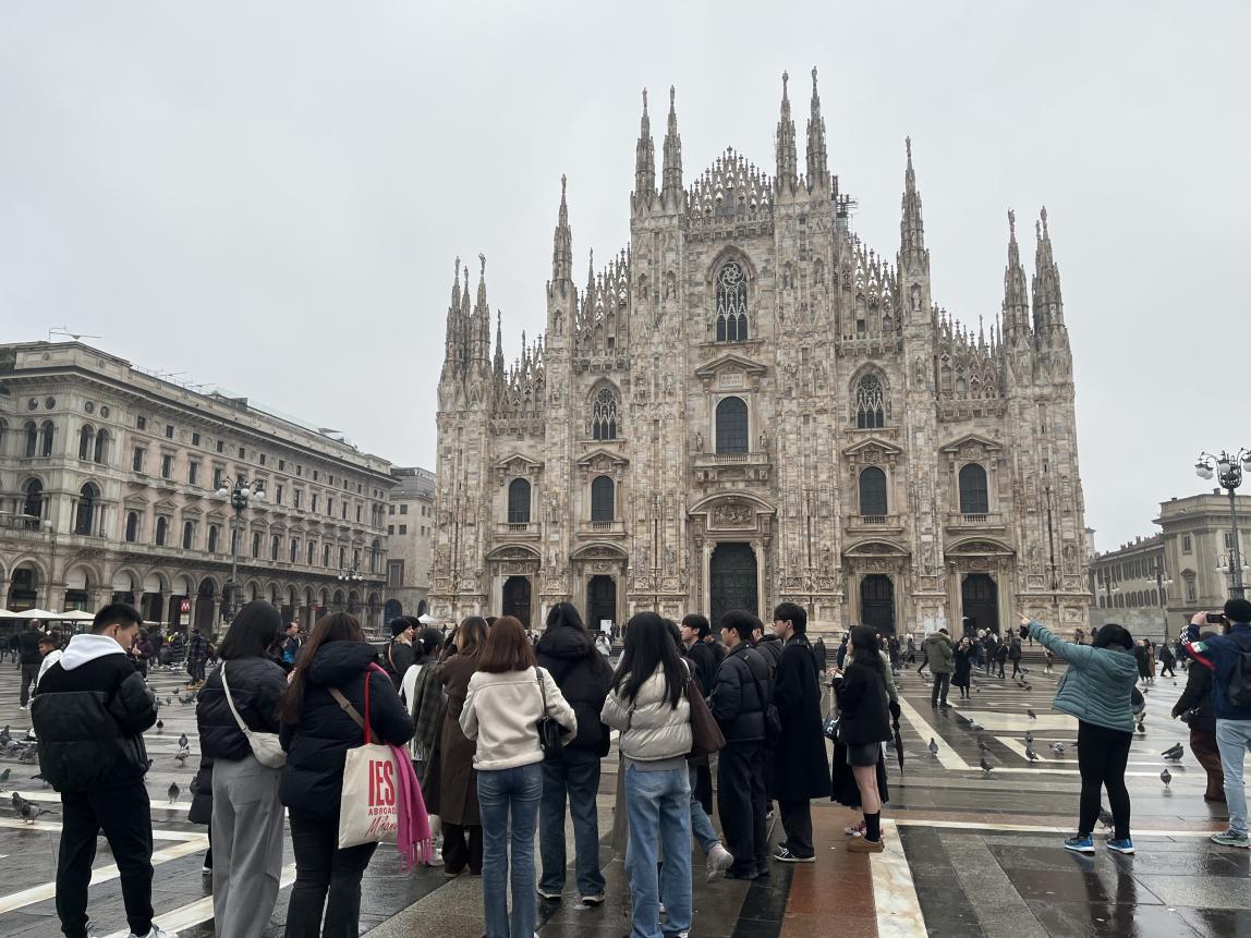 一群SAF学生站在米兰大教堂外