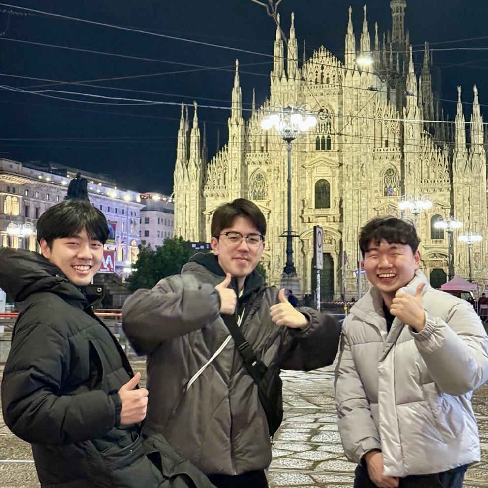 Yeonsung Park and two fellow students in front of the Milan Duomo