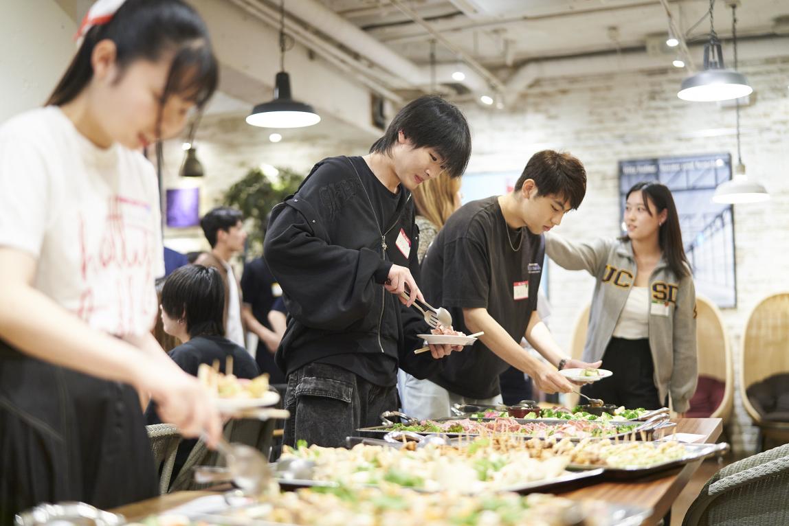 2025/6/14 Alumni Partyで食事を楽しむ参加者