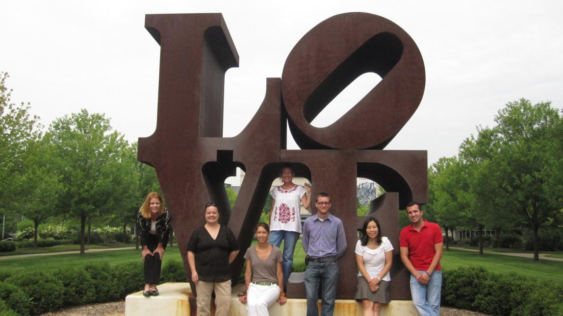 SAF工作人员在爱心标志前