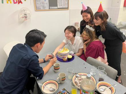 寮で誕生日を祝う写真