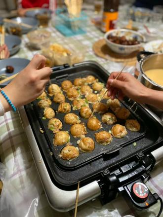 友人たちとたこ焼きパーティーをしている写真