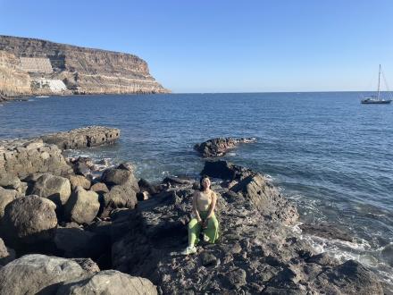スペインの海沿いで