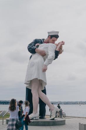 サンディエゴの「勝利のキス(Victory Kiss)」の像