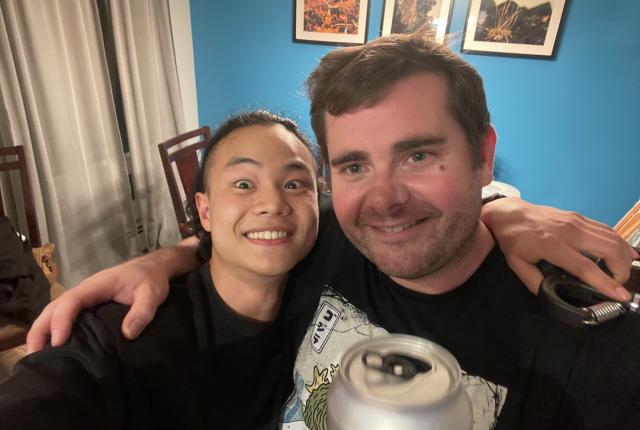 カナダで出会った友人と肩を組んで撮影