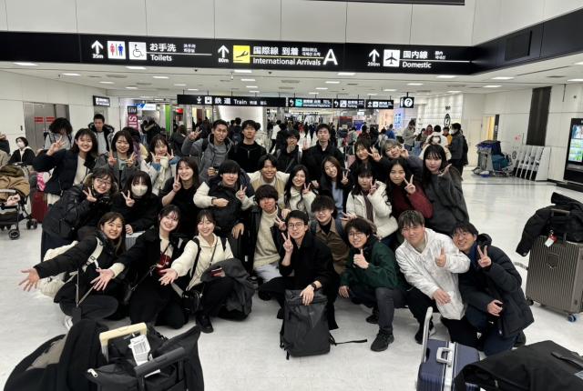 空港で参加者のみんなと撮影