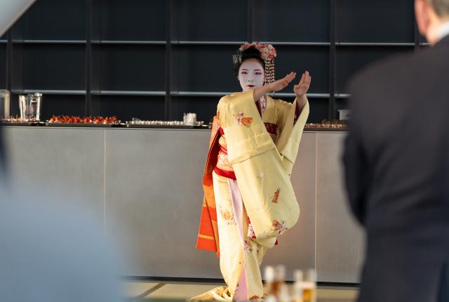 A maiko dancing at the SAF Annual Meeting Reception