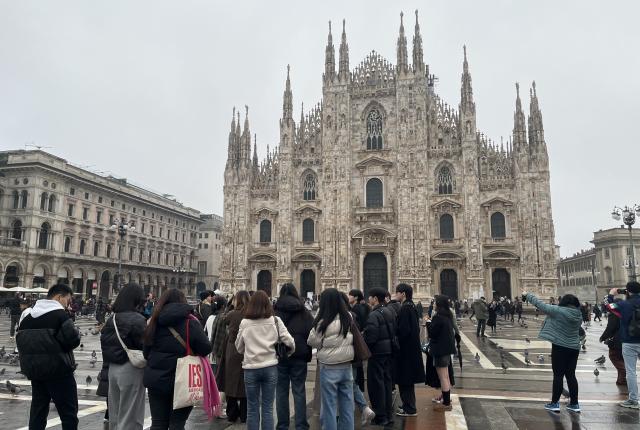 一群SAF学生站在米兰大教堂外