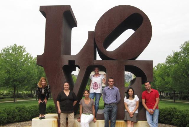 SAF工作人员在爱心标志前