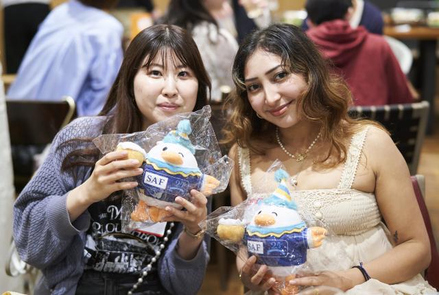 SAF校友活动 - 学生手持25周年吉祥物SAFFY