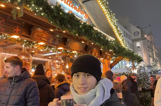 クリスマスマーケットで飲むビール