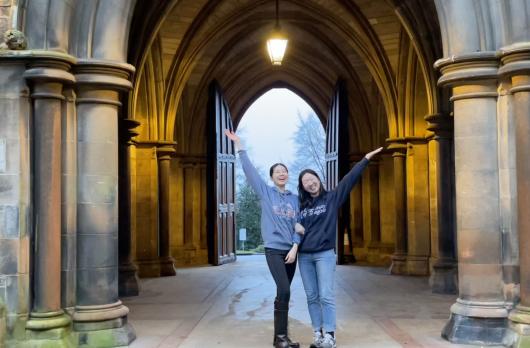 グラスゴー大学にて友人と