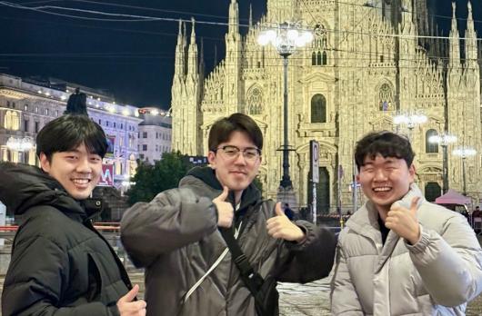 Yeonsung Park and two fellow students in front of the Milan Duomo