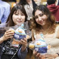 SAF校友活动 - 学生手持25周年吉祥物SAFFY