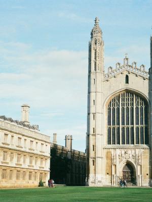 剑桥大学校园内一座高耸的哥特式建筑。