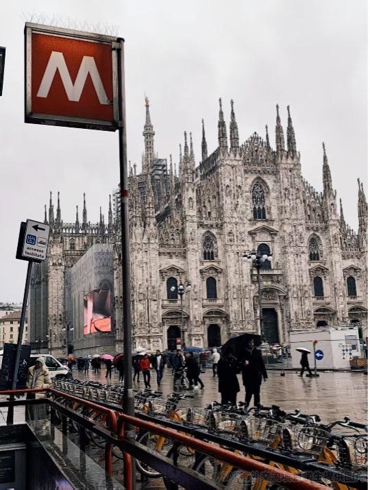 海外学习经历 米兰 下雨天的米兰大教堂