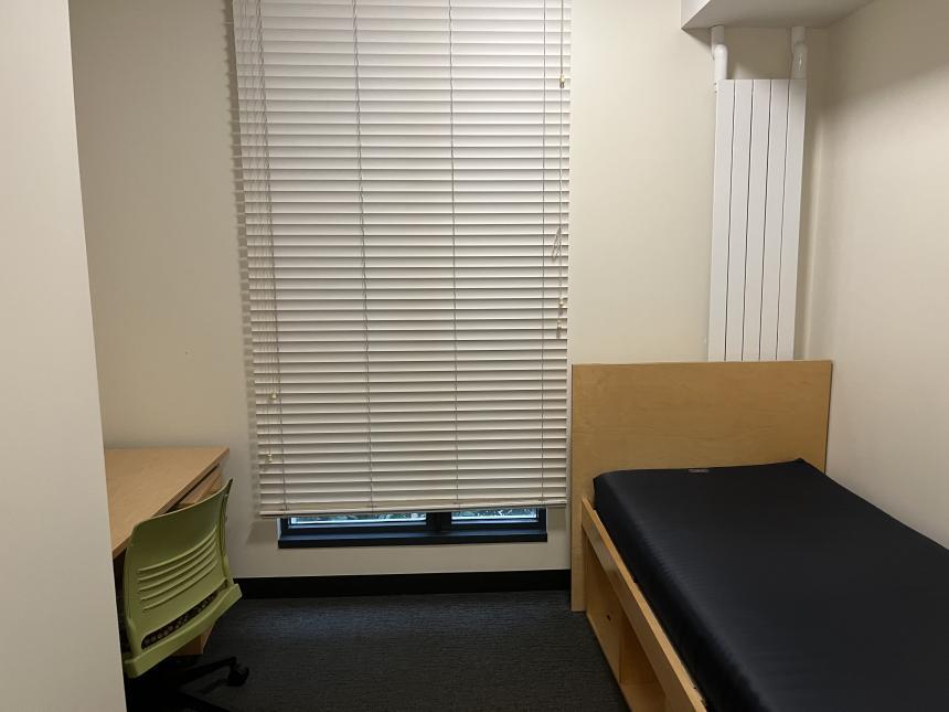 An example of a possible single occupancy dorm room that SAF students at UC Berkeley might be assigned. SAF工作人员实地走访加州大学伯克利分校、为学生提供帮扶期间拍摄的宿舍实景