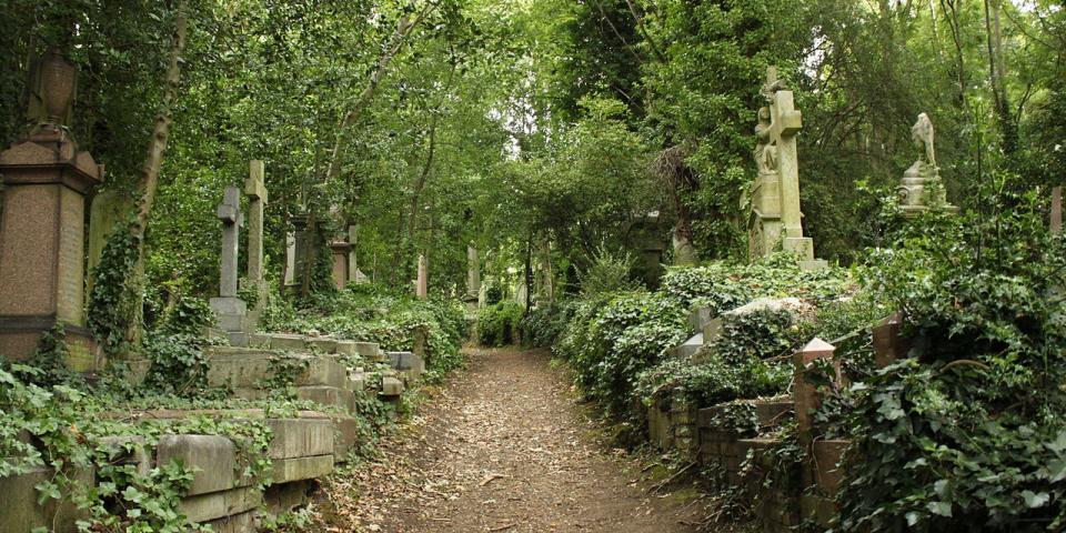 1280px-Highgate_Cemetery_East.jpeg