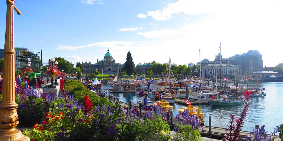 Inner_Harbour_Causeway,_Downtown_Victoria_BC