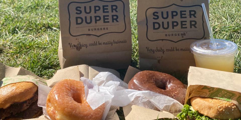 友達とバークレーの公園でSUPER DUPERバーガーとドーナツでピクニック
