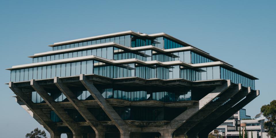 UCSDのランドマークであるガイゼル図書館