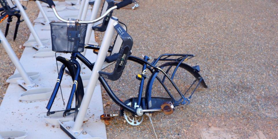 パーツを盗まれた自転車