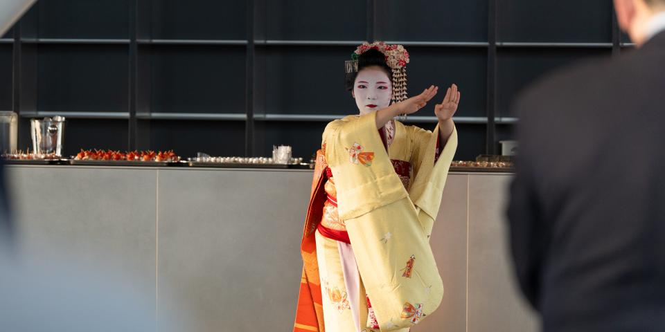 A maiko dancing at the SAF Annual Meeting Reception