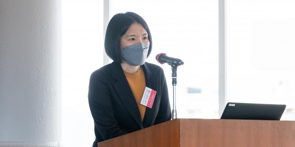 Natsuko Kamibayashi giving a report at the SAF Annual Meeting