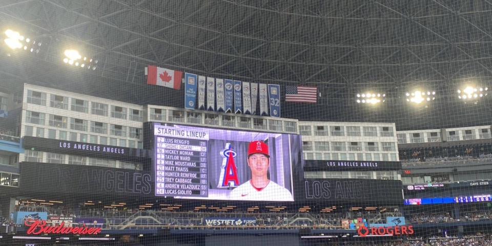 野球場のモニターに映る大谷翔平